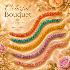 Op de afbeelding: Een afbeelding toont vijf kralenkettingen in levendige kleuren: oranje, turquoise, geel, paars en roze. Elke ketting heeft een gouden ketting en is gerangschikt op een satijnen oppervlak. De tekst "Colorful Bouquet" staat bovenaan.