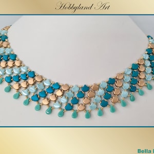 Op de afbeelding: Een meerlagige ketting met gouden, teal en turquoise kralen in een aflopend patroon. De ketting is gemaakt van kleine, druppelvormige kralen en heet "Bella Necklace".