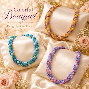 Könnte beinhalten: Drei Halsketten aus Perlen in Blau-, Lila- und Gelbtönen, die auf Satin-Kissen liegen. Die Halsketten sind aufwendig mit kleinen Perlen gestaltet. Das Bild enthält den Text "Colorful Bouquet" und "Design by Shira Renan".