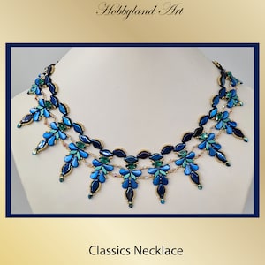 Può includere: Una collana di perline blu e verdi con un design a cascata. La collana è realizzata con piccole perline sfaccettate e ha una finitura dorata. La collana si chiama "Classics Necklace".