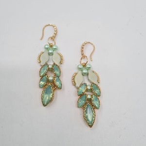 Tutorial de abalorios - Reina Ester. Pendientes con cuentas de semillas, cuentas de navette, perlas/cuentas redondas, cuentas de cristal checo. Tutorial en PDF.