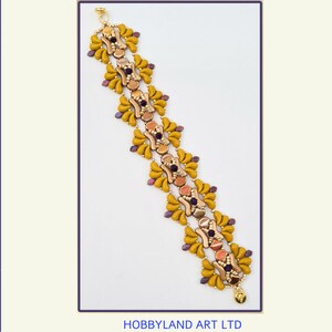 Può includere: Un braccialetto con perline dorate e viola con un motivo floreale. Il braccialetto è realizzato con piccole perline rotonde e ha una chiusura a moschettone.