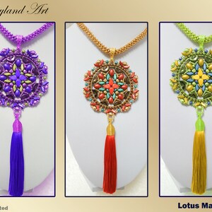 以下が含まれることがあります： タッセル付きのビーズマンダラネックレス3点。ネックレスは白いバストに展示されています。最初のネックレスは紫で、青いタッセルが付いています。2番目のネックレスは金色で、赤いタッセルが付いています。3番目のネックレスは緑色で、黄色のタッセルが付いています。「Lotus Mandala」の文字が見えます。