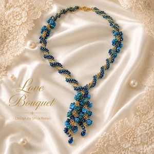 Pode incluir: Um colar de contas com um design em espiral trançado em tons de azul, turquesa e dourado. O colar inclui um grupo central de pequenas contas em forma de flor azul e turquesa com detalhes dourados. O texto Love Bouquet Design by Shira Renan é visível.