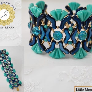 以下が含まれることがあります： 金色のアクセントが付いた青とターコイズのビーズブレスレット。ブレスレットは、小さな丸いビーズ、大きな長方形のビーズ、扇形のビーズなど、さまざまなビーズで作られています。ブレスレットの名前は「リトルマーメイド」です。