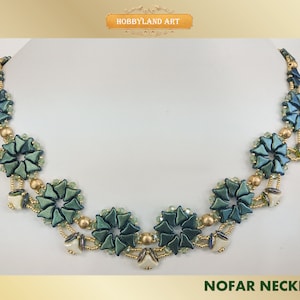 Könnte beinhalten: Eine grüne und goldene Perlenkette mit Blumenmuster. Die Kette heißt "Nofar Necklace" und wird von Hobbyland Art hergestellt.