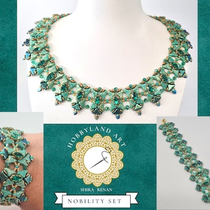 Può includere: Un set di collana e braccialetto con perline verdi e dorate. La collana e il braccialetto presentano un motivo geometrico con un design a forma di trifoglio. Il set è etichettato "Nobility Set" e "Hobbyland Art Shira Renan".