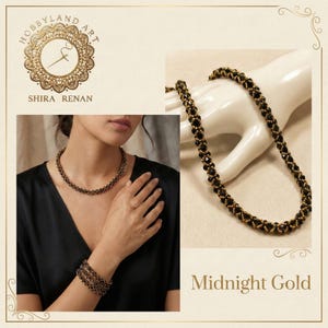 以下が含まれることがあります： 黒いビーズのネックレスとブレスレットのセット、ゴールドのアクセント付き。ジュエリーはマネキンの手に飾られ、人が着用しています。画像には「Midnight Gold」の文字と「HobbyLand Art Shira Renan」のロゴが含まれています。