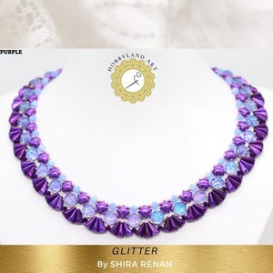Op de afbeelding: Een meerlaags ketting met paarse, blauwe en iriserende kralen. De ketting heet "Glitter" van Shira Renan.