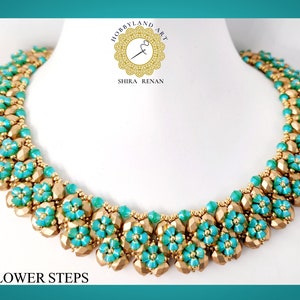 Op de afbeelding: Een gouden en turquoise kralenketting met een bloemenpatroon. De ketting heet "Flower Steps".