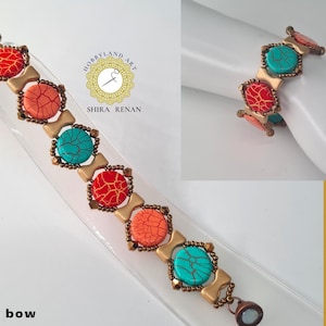 Può includere: Un braccialetto con perline dorate e turchesi con un motivo rosso e arancione. Il braccialetto ha una chiusura magnetica. "Hobbyland Art Shira Renan" è scritto sullo sfondo.