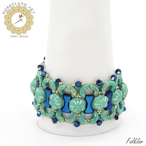 Könnte beinhalten: Ein türkisfarbenes und blaues Armband mit goldenen Akzenten. Das Armband besteht aus Perlen in verschiedenen Größen und Formen, darunter runde, quadratische und blumenförmige Perlen. Das Armband befindet sich auf einer weißen Oberfläche.