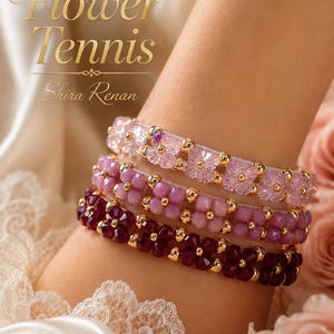 Könnte beinhalten: Drei Perlenarmbänder mit blumenförmigen Kristallen in Hellrosa, Mittelrosa und Dunkelrot, akzentuiert durch kleine goldfarbene Perlen. Der Text "Flower Tennis" und "Shira Renan" erscheint in goldener Schrift über den Armbändern.
