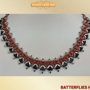 Könnte beinhalten: Eine rote, schwarze und silberne Perlenkette mit geometrischem Muster. Die Kette heißt "Butterflies Helios".