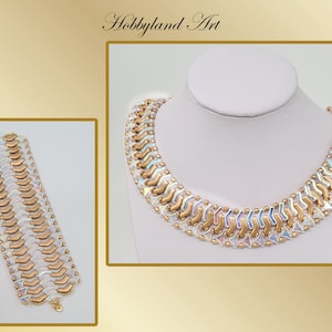 Op de afbeelding: Een gouden en regenboogkleurige, witte kralen ketting en armband set. De ketting is een statement piece met een breed, geometrisch ontwerp. De armband is een bijpassend ontwerp, maar kleiner.
