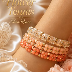 Op de afbeelding: Drie kralenarmbanden met een bloemmotief, bestaande uit een doorzichtige kristalachtige streng, een licht perzikkleurige streng en een levendige koraalkleurige streng. Elke armband is versierd met kleine goudkleurige kralen tussen de bloemen. Tekst: Flower Tennis Shira Renan.