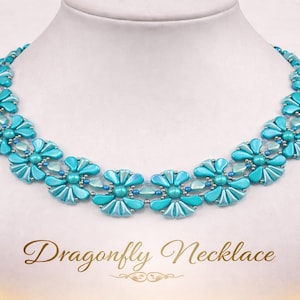 Puede incluir: Un collar turquesa de cuentas con un diseño floral, exhibido en un maniquí blanco. El collar presenta múltiples grupos en forma de flor con pequeñas cuentas redondas. El texto "Dragonfly Necklace" se muestra en escritura dorada.