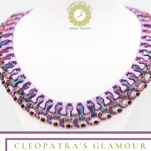 Könnte beinhalten: Eine mehrreihige Halskette mit violetten, rosa und blauen Perlen. Die Halskette besteht aus kleinen, quadratischen Perlen mit abgerundeten Kanten. Die Perlen sind in einem Muster aus abwechselnden Farben angeordnet. Die Halskette heißt "Cleopatra's Glamour".