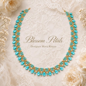 Peut inclure: Un collier de perles composé d'un motif répétitif de perles turquoise en forme de goutte et de petites perles dorées sphériques. Le texte Blossom Petals Designer Shira Renan est centré dans la courbe du collier sur un fond en dentelle blanche.