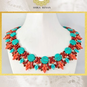 以下が含まれることがあります： SHIRA RENANによる「COIN」のデザインのターコイズとコーラルのビーズネックレス。ネックレスは白いマネキンバストの上にあります。