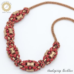 Könnte beinhalten: Eine rote und goldene Perlenkette mit dem Etikett "Thanksgiving-Kette". Die Kette besteht aus kleinen, runden Perlen in einem sich wiederholenden Muster.