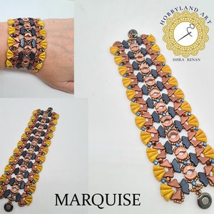 以下が含まれることがあります： 幾何学模様のマルチカラービーズブレスレット。ブレスレットは、イエロー、オレンジ、ブラウン、ブルー、ブラックのビーズで作られています。ブレスレットの名前は「マルキーズ」で、ホビーランドアート製です。