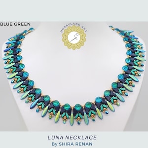 Può includere: Una collana di perline blu e verdi con accenti dorati. La collana si chiama "Luna Necklace" ed è di "Shira Renan".