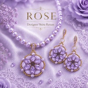 Puede incluir: Un conjunto de joyería con un collar de perlas lavanda y un colgante con diseño floral de cristales lavanda en talla marquesa y pequeñas cuentas doradas. Los pendientes a juego presentan el mismo motivo. El texto dice ROSE Designer Shira Renan.