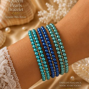 Pode incluir: Três pulseiras de várias camadas com fileiras de pérolas em azul-petróleo, azul-real e verde-claro, separadas por linhas finas de pequenas contas metálicas. O texto Queen Pearls Bracelet Designer Shira Renan e Timeless elegance. Made to be yours. é visível.