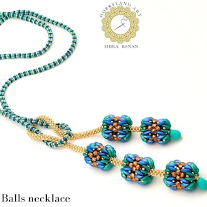 Pode incluir: Um colar de contas turquesa e dourado com um design de nó e quatro bolas de contas decorativas. As bolas são feitas de contas azuis, verdes e douradas. O colar é etiquetado como "Banana Balls necklace".