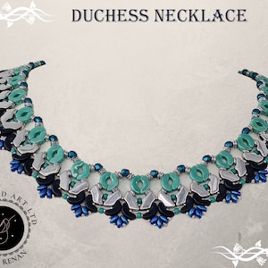Könnte beinhalten: Eine türkisfarbene, blaue und silberne Perlenkette mit geometrischem Muster. Die Kette heißt "Duchess Necklace" und wird von Hobbyland Art Ltd. Shira Renan hergestellt.