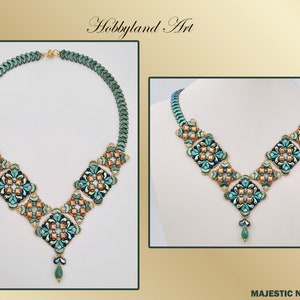 Könnte beinhalten: Eine grüne und goldene Perlenkette mit geometrischem Design. Die Kette hat ein V-förmiges Design mit einem Tropfenanhänger. Die Kette heißt "Majestic Necklace".