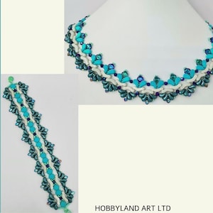 Może przedstawiać: Zestaw naszyjnika i bransoletki z turkusowych, białych i niebiesko-zielonych koralików. Naszyjnik i bransoletka mają powtarzający się wzór małych koralików i większych, łzowych koralików. Zestaw nazywa się "Lambada" i jest wykonany przez Hobbyland Art LTD.