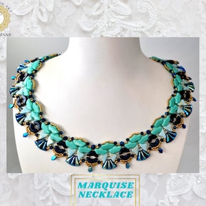 Può includere: Una collana di perline turchesi e blu con accenti dorati. La collana è realizzata con perline a forma di marquise e ha un design delicato e femminile. "Marquise Necklace" è scritto in lettere dorate nella parte inferiore dell'immagine.