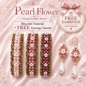 Op de afbeelding: Drie kralenarmbanden met roze en witte bloempatronen en bronskleurige accenten, samen met een paar bijpassende oorbellen met witte druppelvormige parels, alles gepresenteerd met de tekst Pearl Flower en FREE EARRINGS.