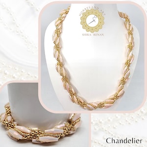 Puede incluir: Un delicado collar de cuentas doradas y rosadas con un diseño trenzado. El collar se llama "Chandelier" y está hecho por Hobbyland Art Shira Renan.