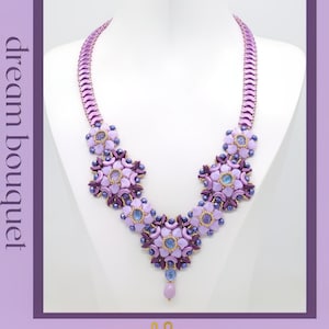 以下が含まれることがあります： 花柄の紫と青のビーズネックレス。ネックレスの名前は「dream bouquet」で、Shira Renanの作品です。