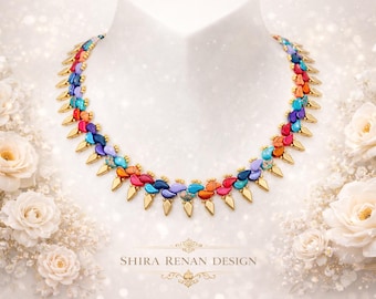 Puede incluir: Un collar colorido con piedras preciosas en tonos rojos, naranjas, azules y morados. El collar tiene detalles dorados y se muestra sobre un fondo blanco con el texto "Shira Renan Design".