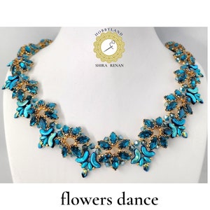 Può includere: Una collana di perline blu turchese e oro con un design floreale. La collana si chiama "Flowers Dance" ed è di Shira Renan.