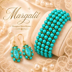 Può includere: Un set di gioielli composto da un bracciale largo e due orecchini pendenti realizzati con perle sintetiche color turchese e filo dorato. Gli orecchini includono una pietra centrale a forma di marquise. Il testo Margalit e Designer Shira Renan è visibile.