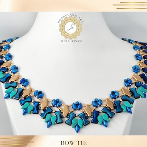 Könnte beinhalten: Eine blaue und goldene Perlenkette mit geometrischem Muster. Die Kette heißt "Bow Tie" und wurde von Hobbyland Art, Shira Renan, hergestellt.