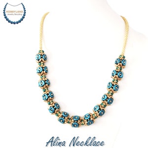 Może przedstawiać: Naszyjnik z turkusowych i złotych koralików z kwiatowym wzorem. Naszyjnik nazywa się "Alina Necklace".