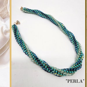 以下が含まれることがあります： 青、緑、金のビーズでできたねじれたネックレス。ネックレスの名前は「PERLA」です。