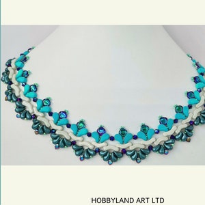 Può includere: Una collana multifilo con un design geometrico che presenta perline turchesi, bianche e verde scuro. La collana si chiama "Lambada" ed è realizzata da Hobbyland Art LTD.