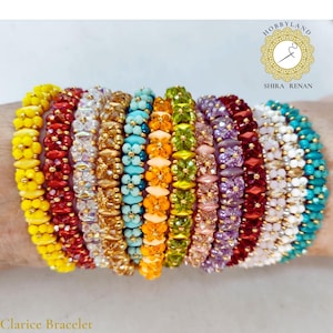 Può includere: Una collezione di braccialetti Clarice in vari colori, tra cui giallo, rosso, oro, turchese, arancione, verde, viola e bianco. Ogni braccialetto presenta un design di perline con accenti floreali. I braccialetti sono esposti su un polso.