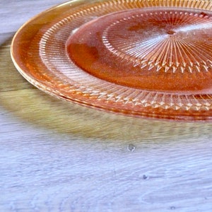 Puede incluir: Un plato de servir grande de vidrio transparente con un patr&oacute;n de diamante. El plato tiene un tono ligeramente &aacute;mbar y es perfecto para servir aperitivos, aperitivos o postres.