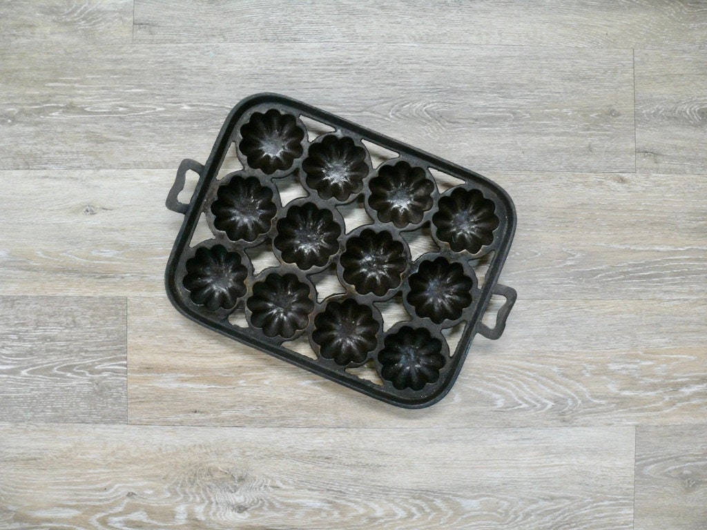 Great gift idea! 1930's Griswold No. 18 Cast Iron Muffin Pan, 6 cup, 6 –  Cast & Clara Bell