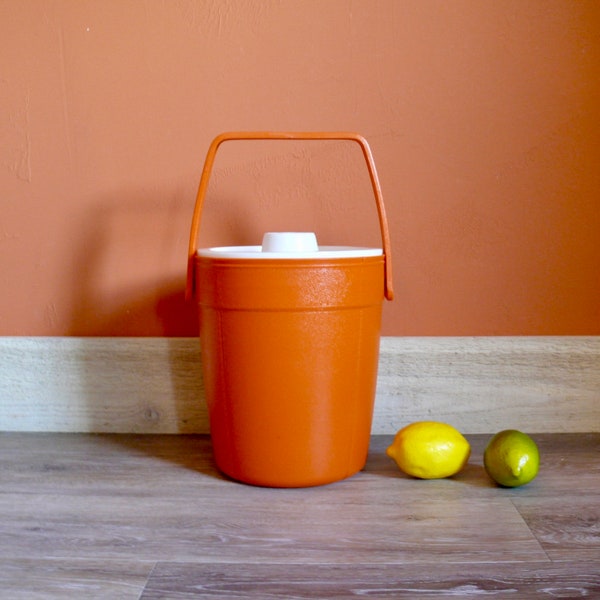 Vintage Orange Rubbermaid Ice Bucket, Bright Orange Plastic Insulated Ice Bucket, Retro 70s Barware Outdoor Dining Party Picnicware