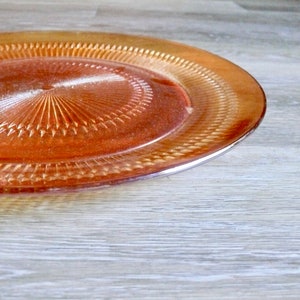 Puede incluir: Un plato de servicio grande de vidrio &aacute;mbar con un patr&oacute;n decorativo de c&iacute;rculos conc&eacute;ntricos.