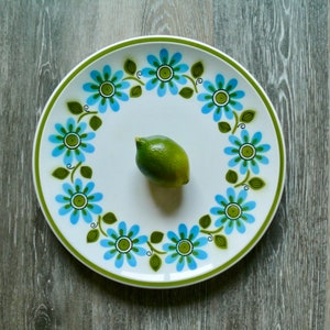 70s Mikasa Cera Stone Blue Daisy Round Chop Plate, Vintage Modern Blue Green Flower Garland Pattern 12&quot; Serving Platter Kitchen Decor